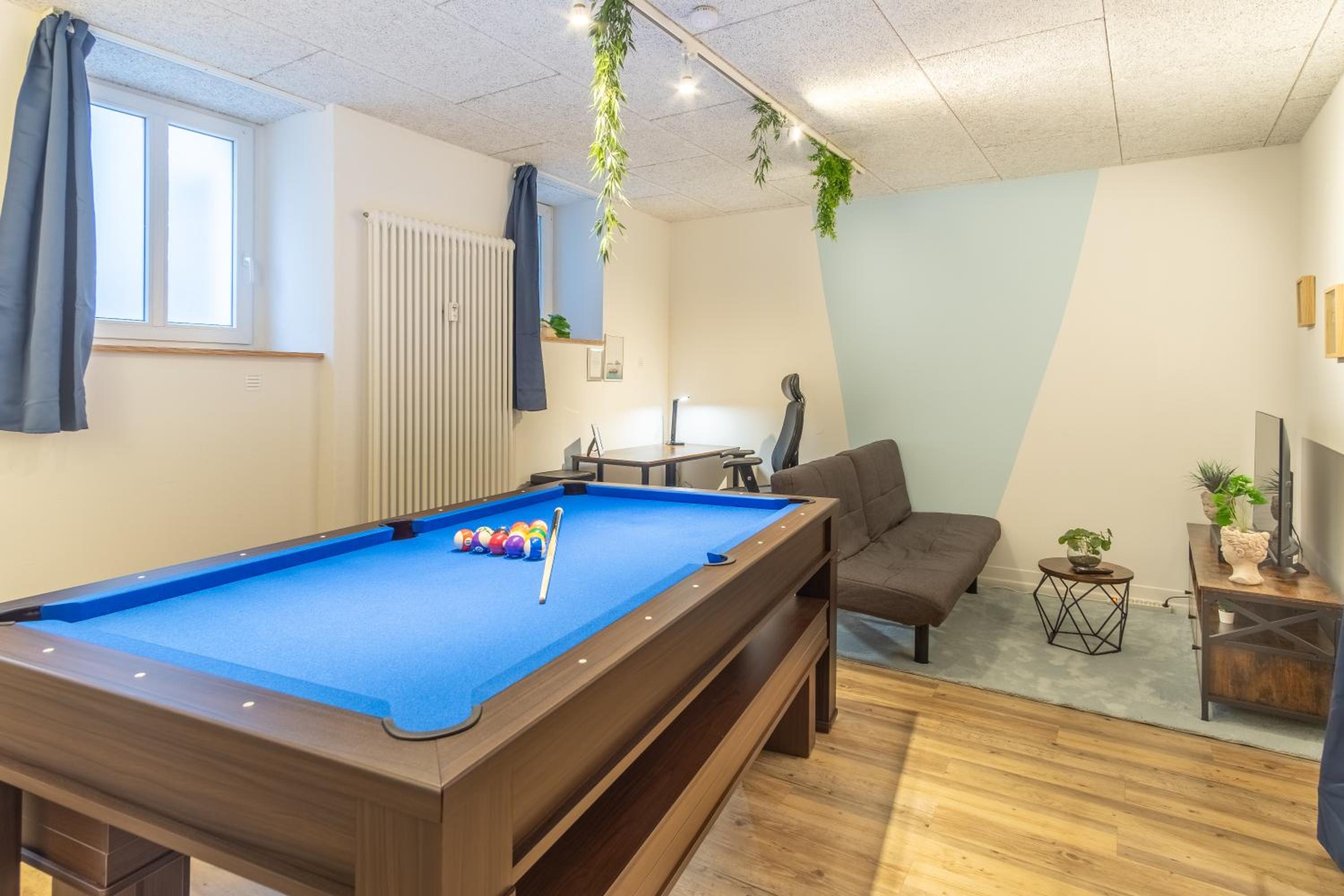 pool table heaven, workstation, 4k TV, Netflix