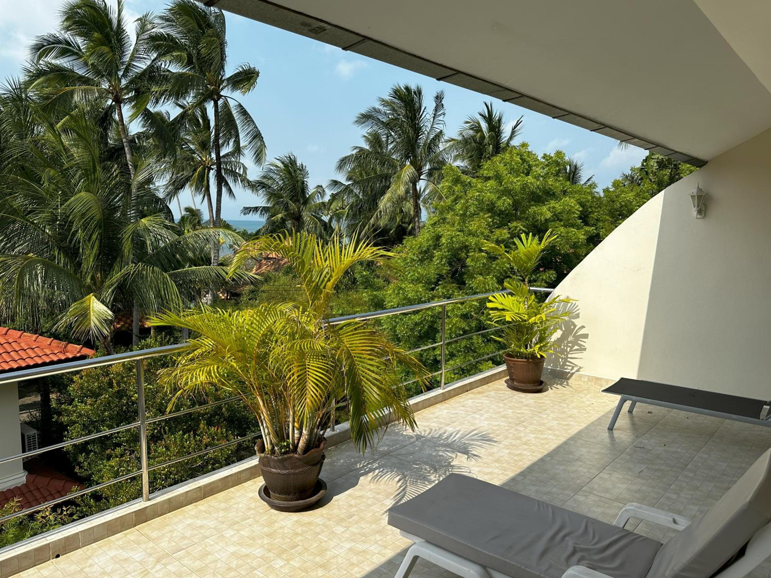 Beachside 3-Bedroom Townhouse w Private Pool at 70 Meters from Beach