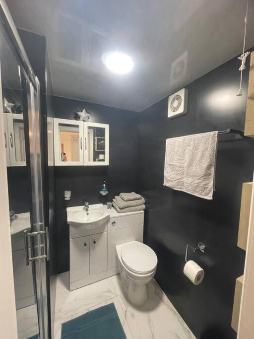 Adorable 1-bedroom entire place with free parking view 5