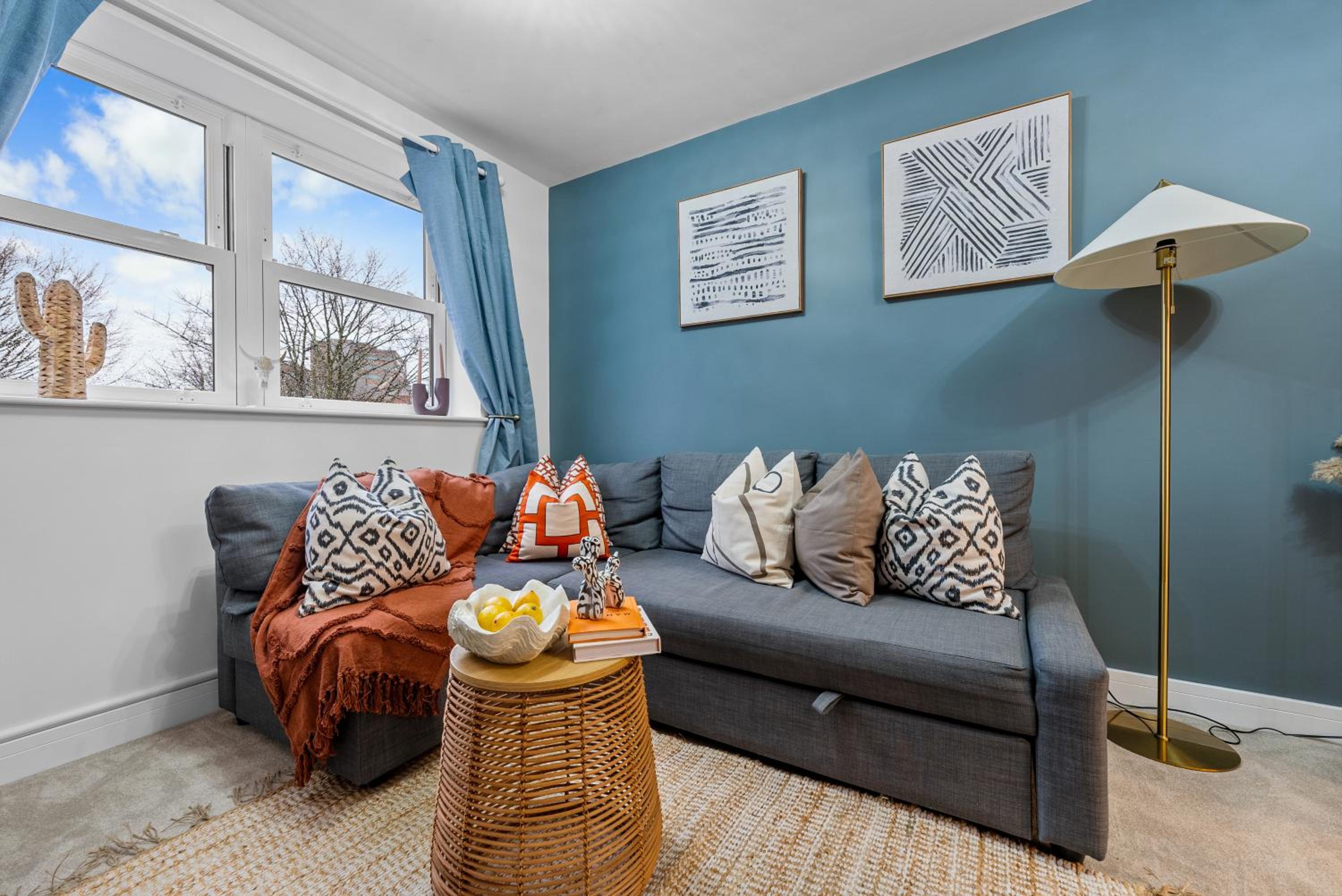 1-Bedroom Luxurious, City Centre, Chic & Stunning Apartment in Southampton, Sleeps 4 - by Blue Puffin Stays view 2
