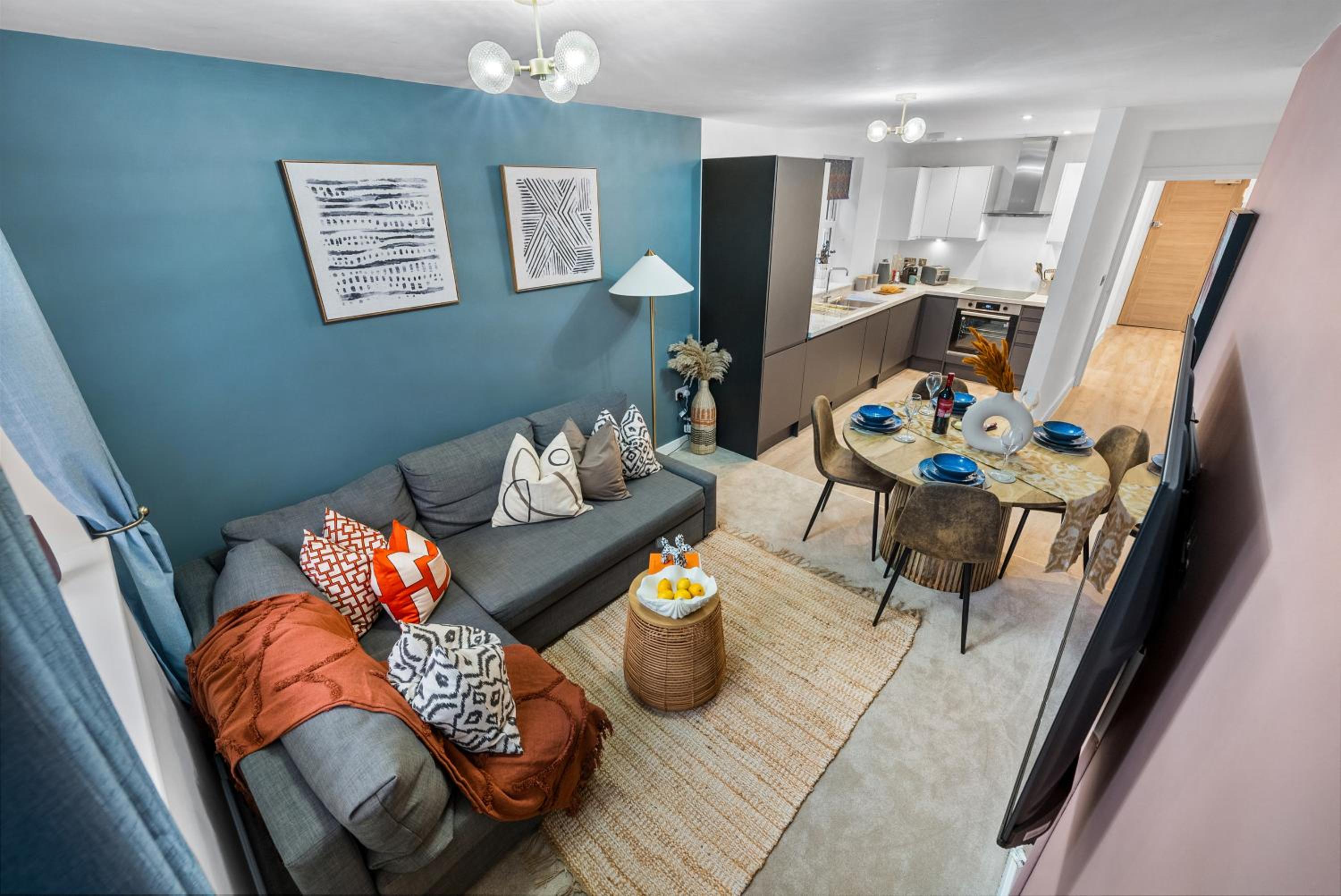 1-Bedroom Luxurious, City Centre, Chic & Stunning Apartment in Southampton, Sleeps 4 - by Blue Puffin Stays view 3