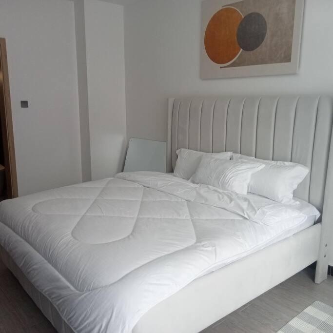 Spacious,3bed,3bath Sleeps 6! Close to Yaya Center view 3