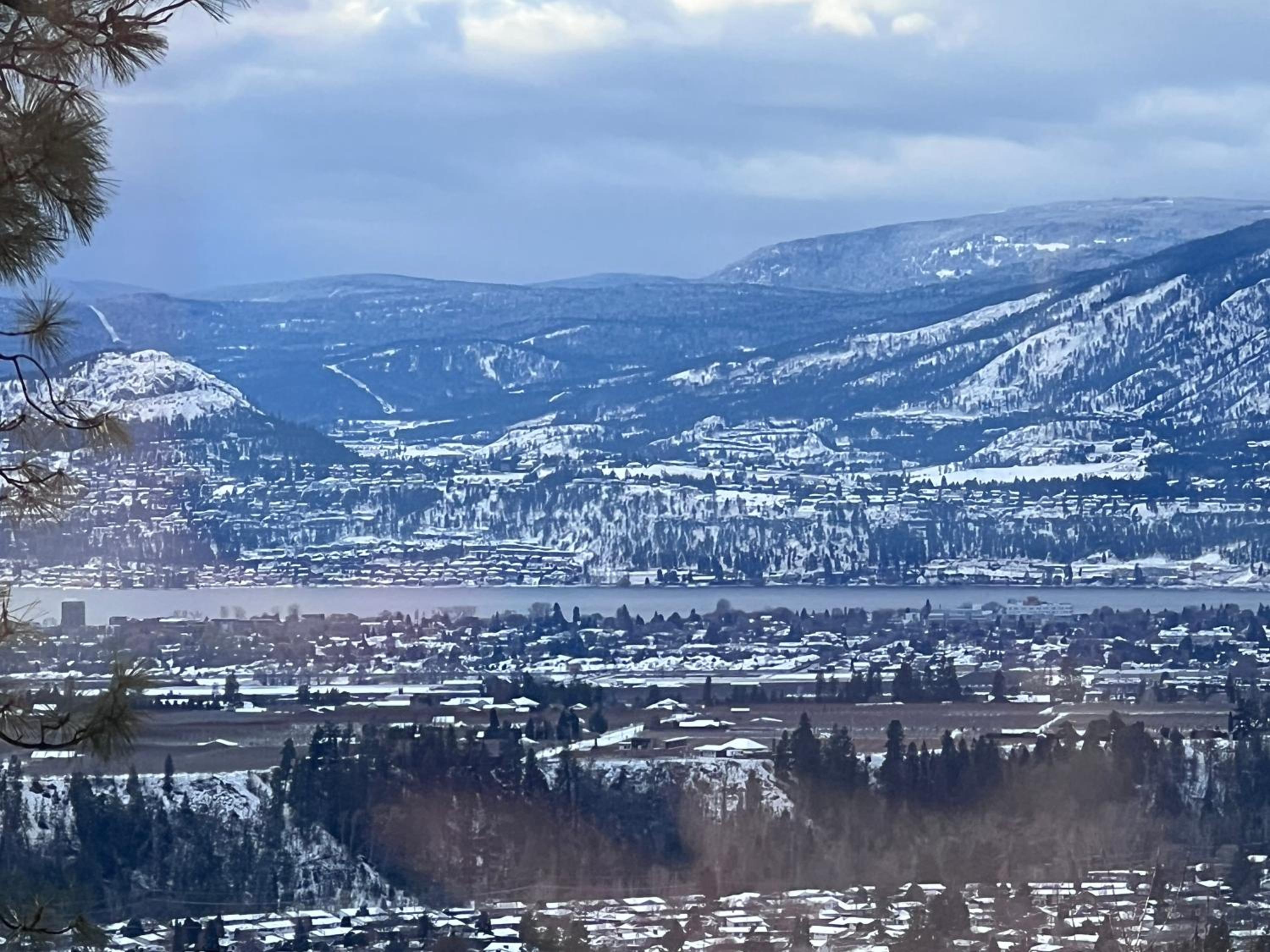 Lake and Mountain View Cozystay close to airport