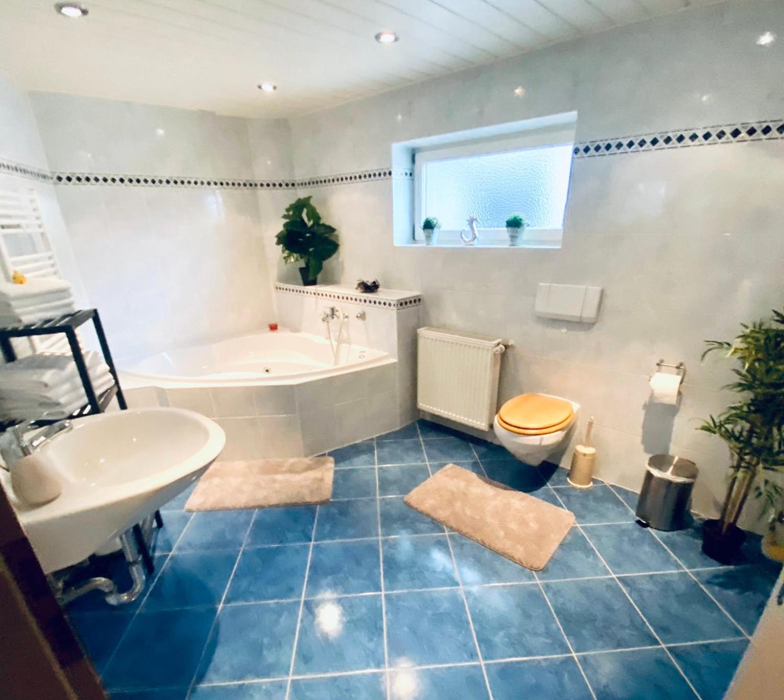 KAPITÄNS HUS - traditionelles Reethaus strandnah, Sauna, großer Garten, PKW-Stellplätze