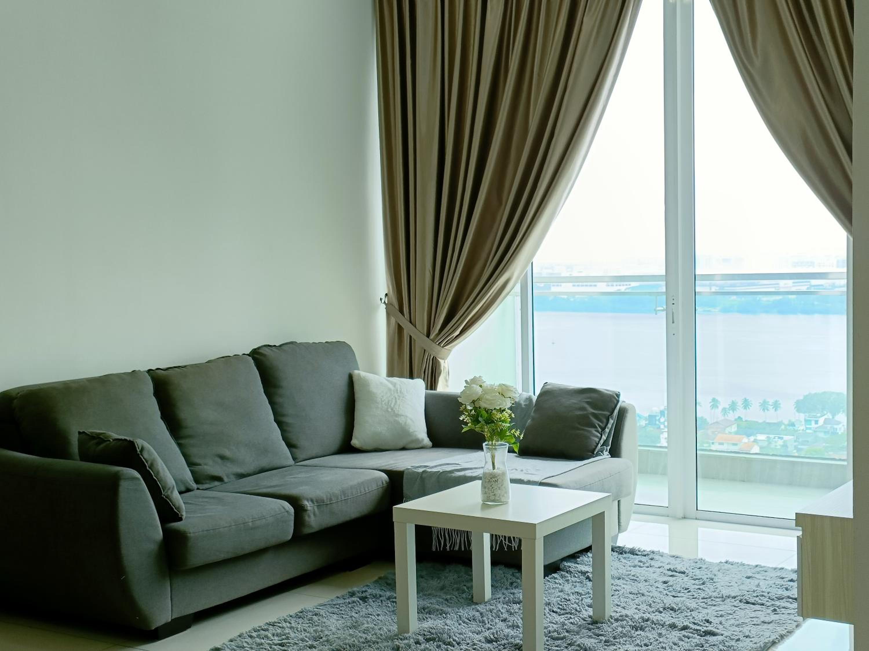 Paragon Suite Homestay by Antlerzone