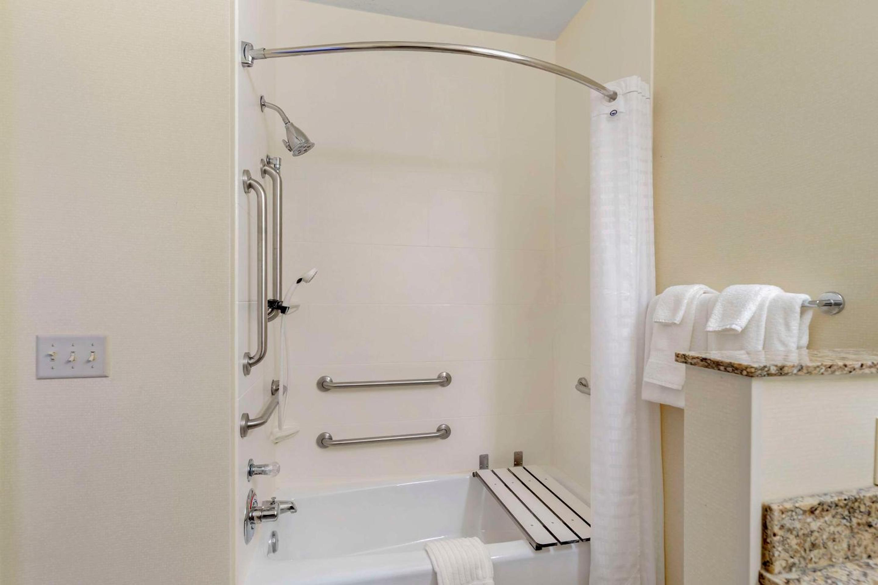 Bloomington Vacations - Comfort Suites Normal University area - Property Image 28