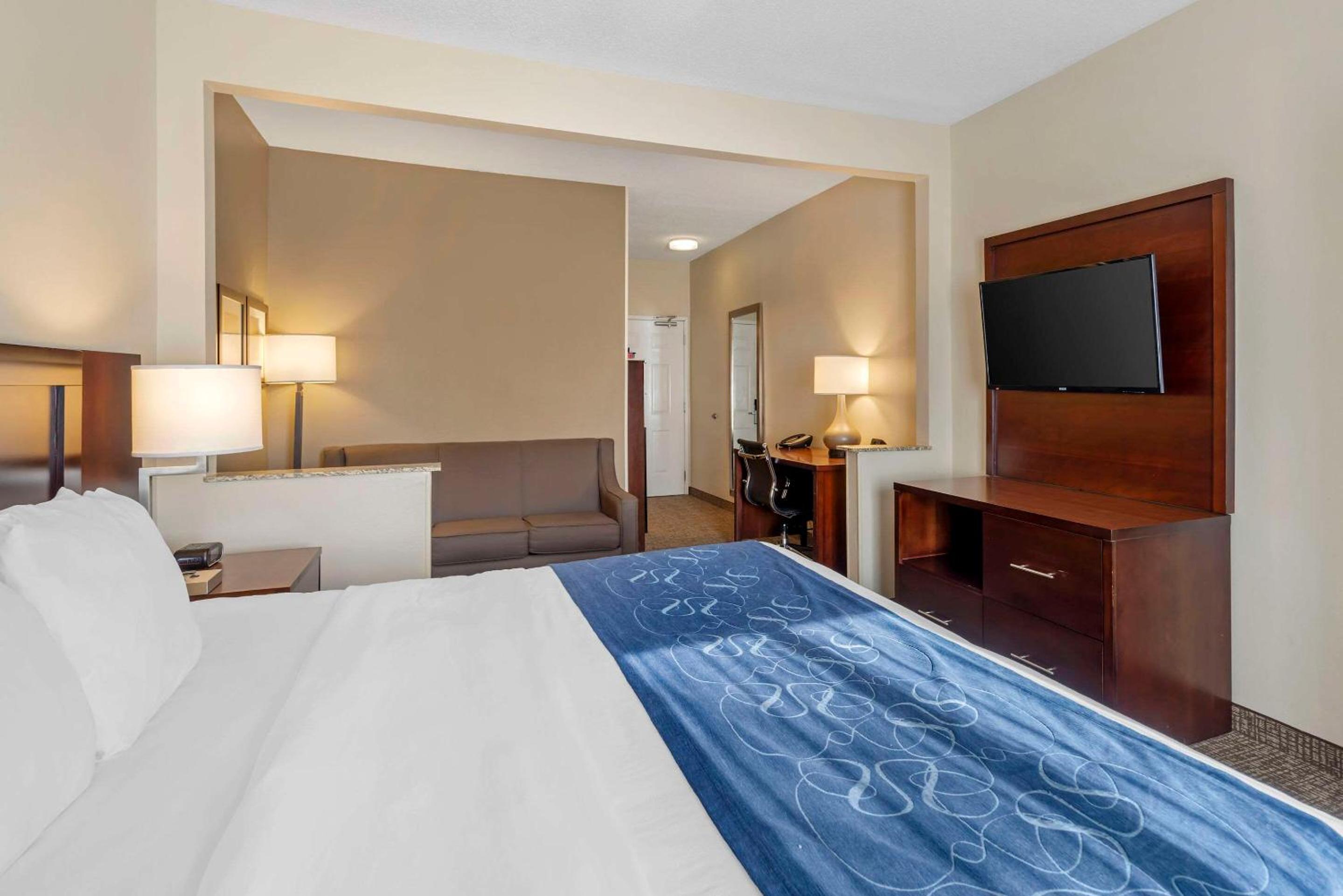 Bloomington Vacations - Comfort Suites Normal University area - Property Image 24