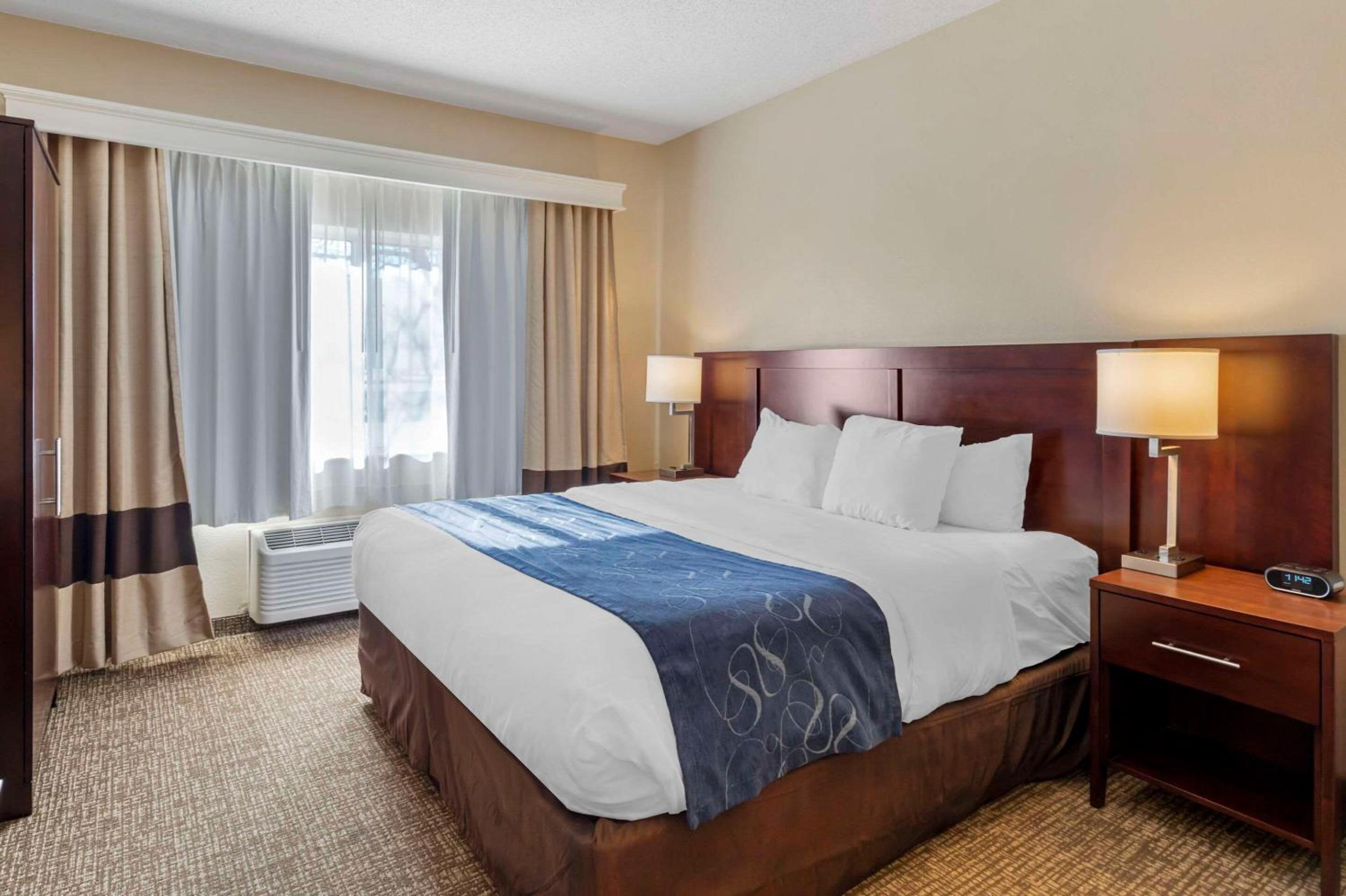 Bloomington Vacations - Comfort Suites Normal University area - Property Image 25