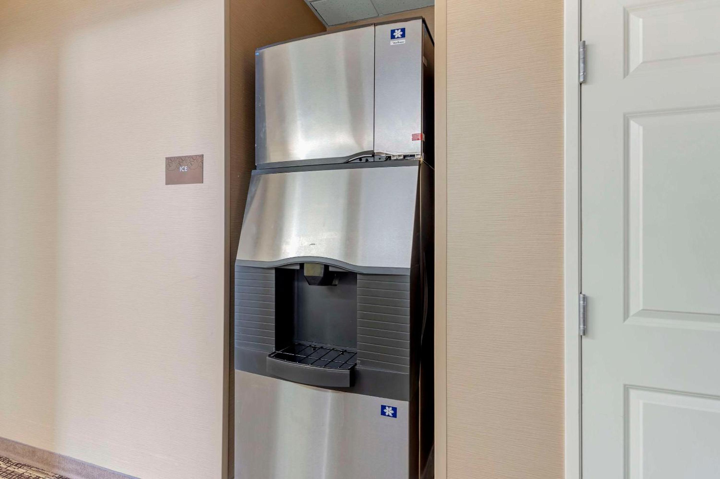 Bloomington Vacations - Comfort Suites Normal University area - Property Image 10