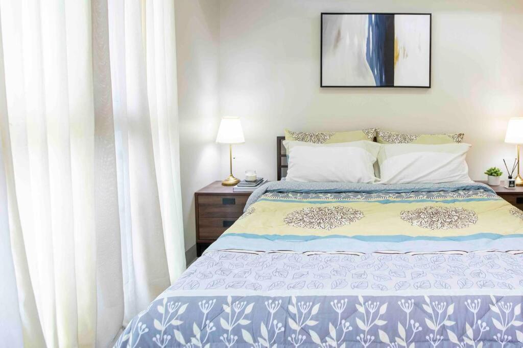 Cozy 1BR with Balcony and Netflix in Uptown BGC view 2