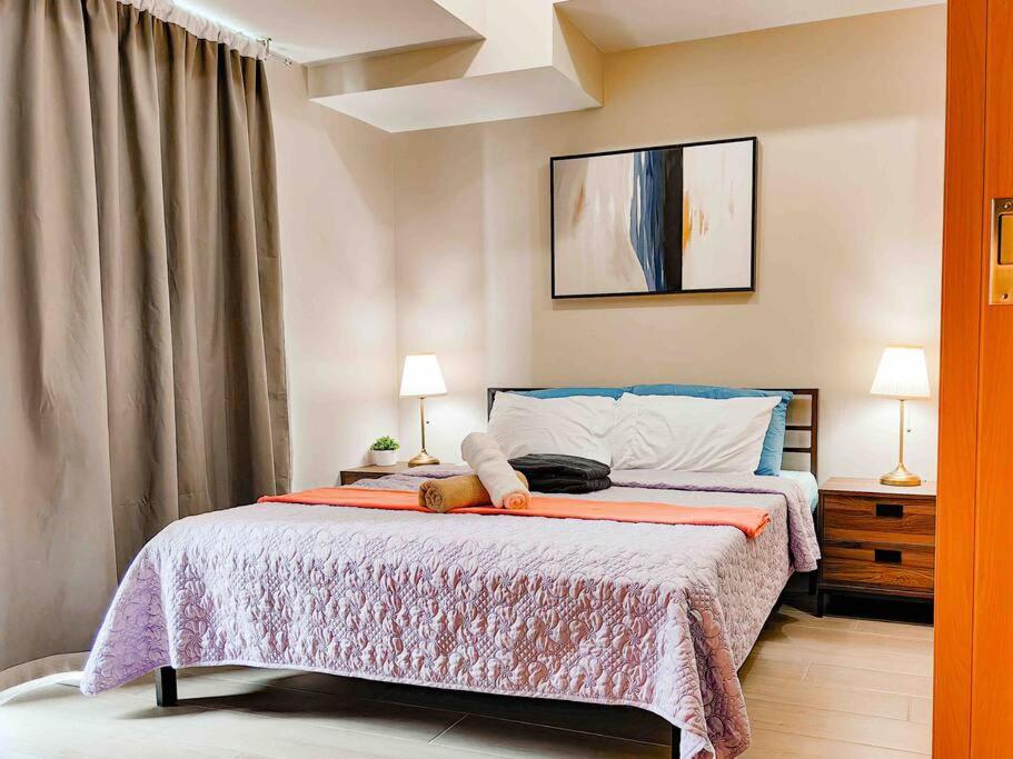 Cozy 1BR with Balcony and Netflix in Uptown BGC view 3