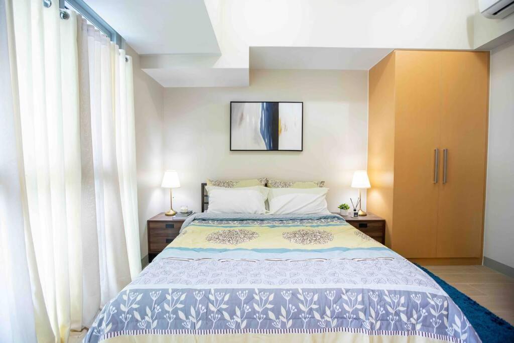 Cozy 1BR with Balcony and Netflix in Uptown BGC view 4