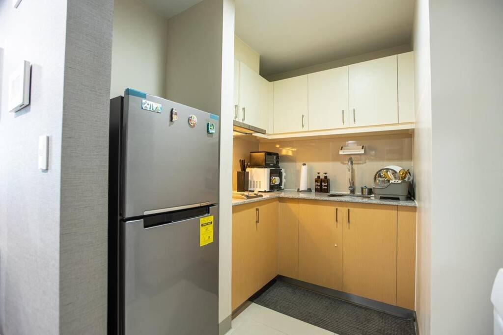 Cozy 1BR with Balcony and Netflix in Uptown BGC view 5