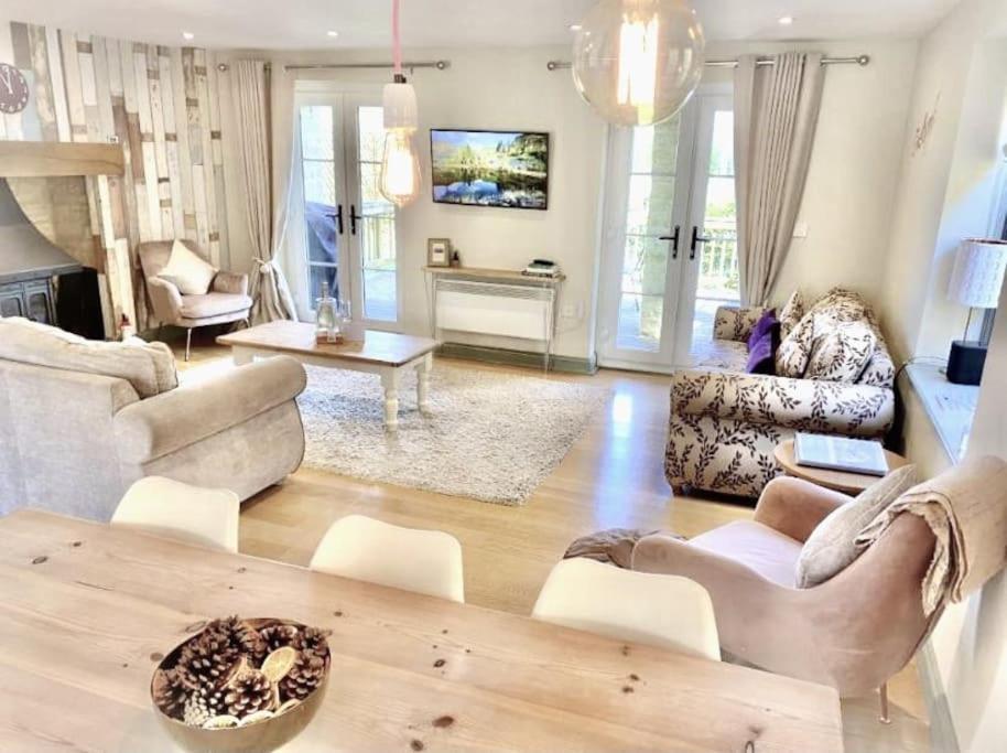 Oakleigh Cottage - lakes, spa, pools, sports, nature reserve view 5
