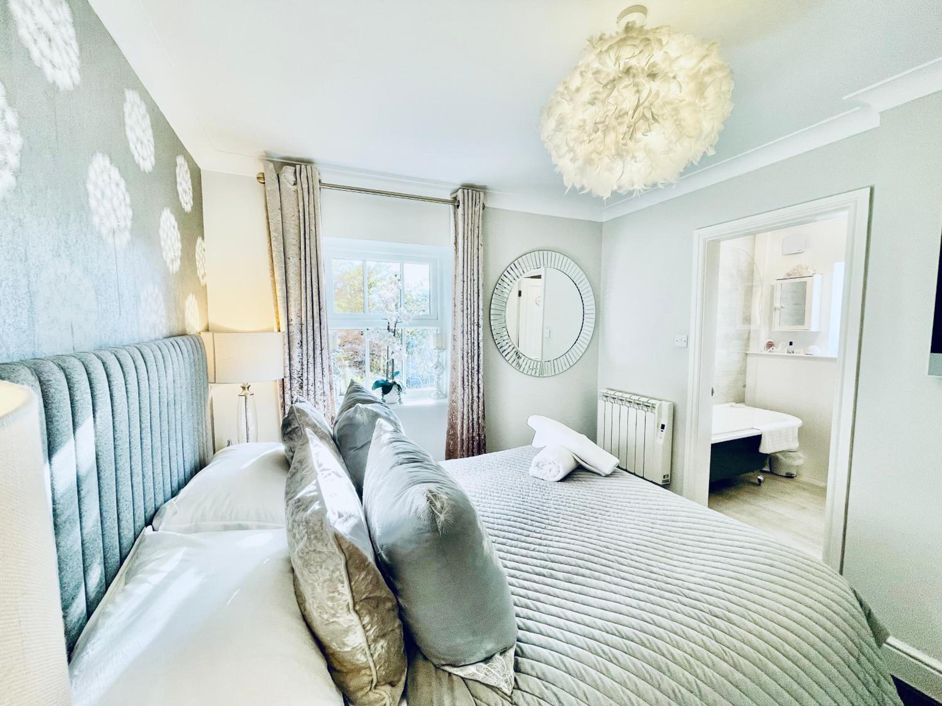 Cotswold Chic Retreats "Jacinabox" Central Chipping Campden-Parking-Garden view 5