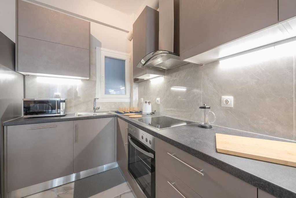 Luxurious Apt in Megaro Moussikis Metro Station