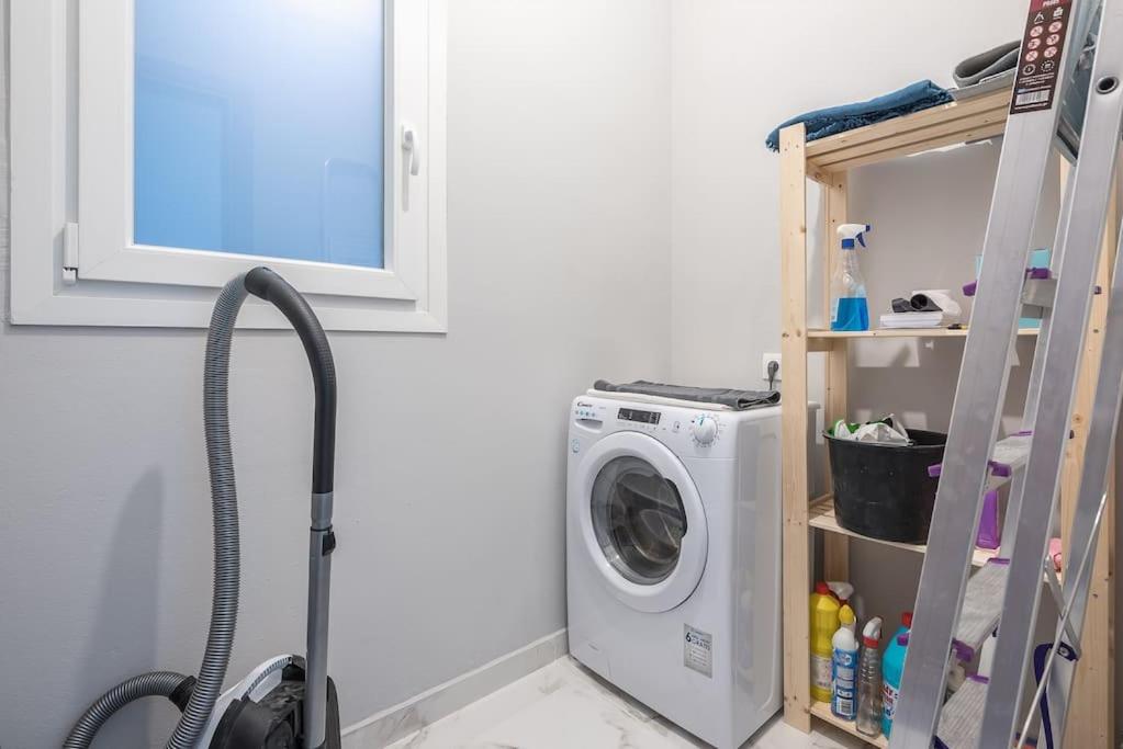 Luxurious Apt in Megaro Moussikis Metro Station