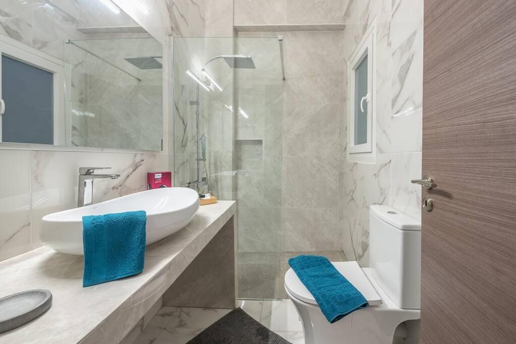 Luxurious Apt in Megaro Moussikis Metro Station