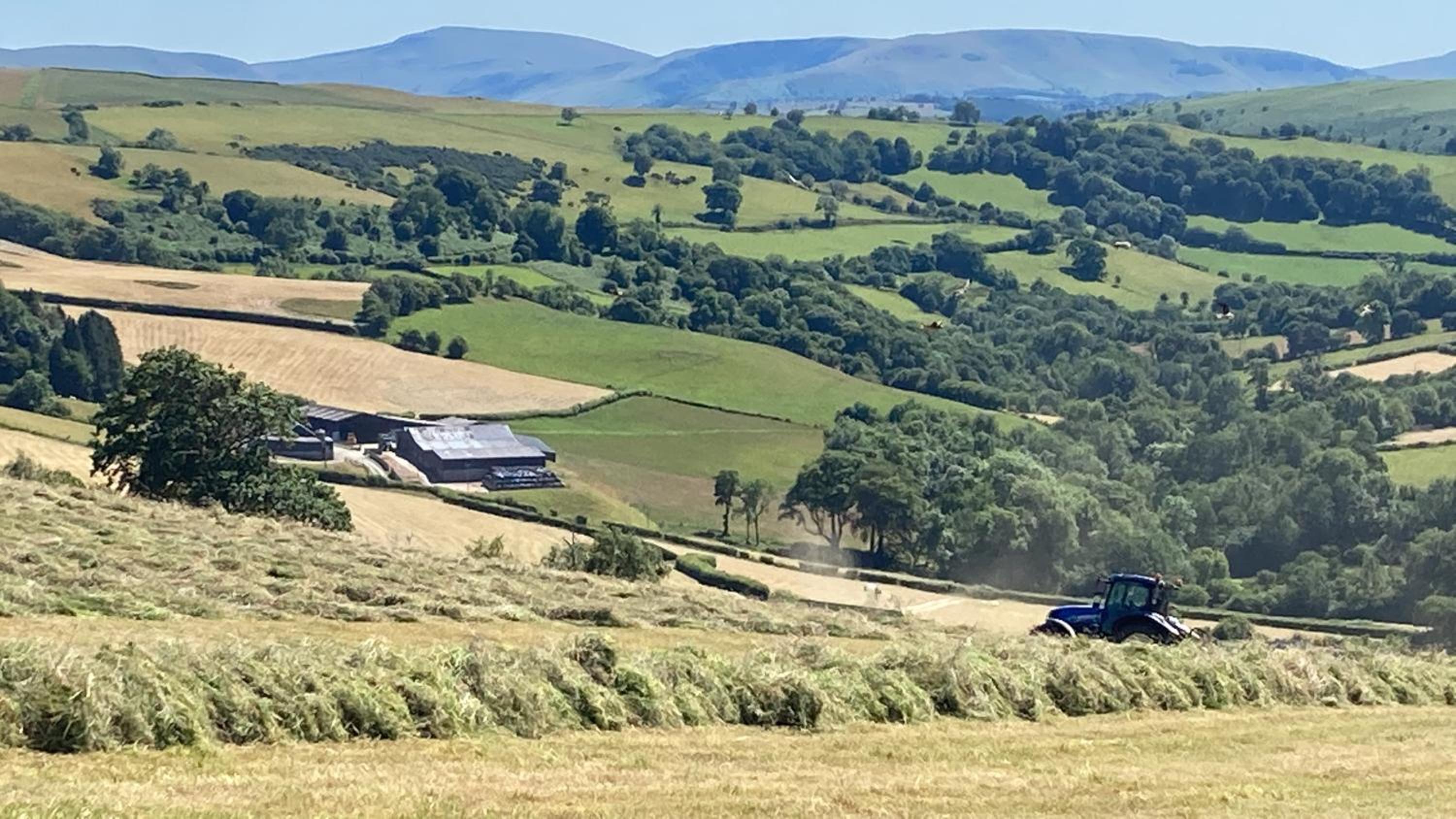 Luxury 5-Bed Farmhouse - Sleeps 8 & Hot Tub view 5