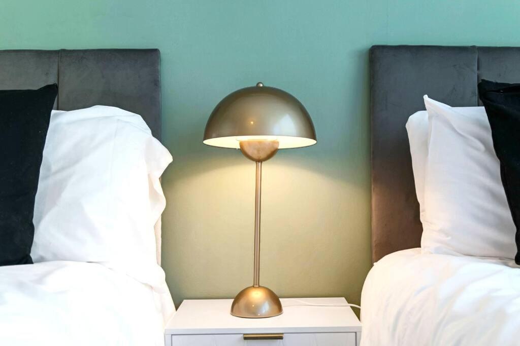Beautiful Flat @ The Hub • City Centre • Free Parking • Sky TV • Fast WiFi • Yoko Property view 3
