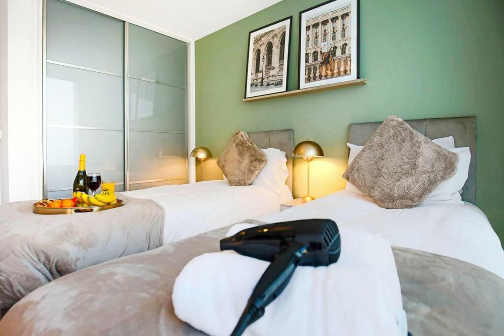 Beautiful Flat @ The Hub • City Centre • Free Parking • Sky TV • Fast WiFi • Yoko Property view 2