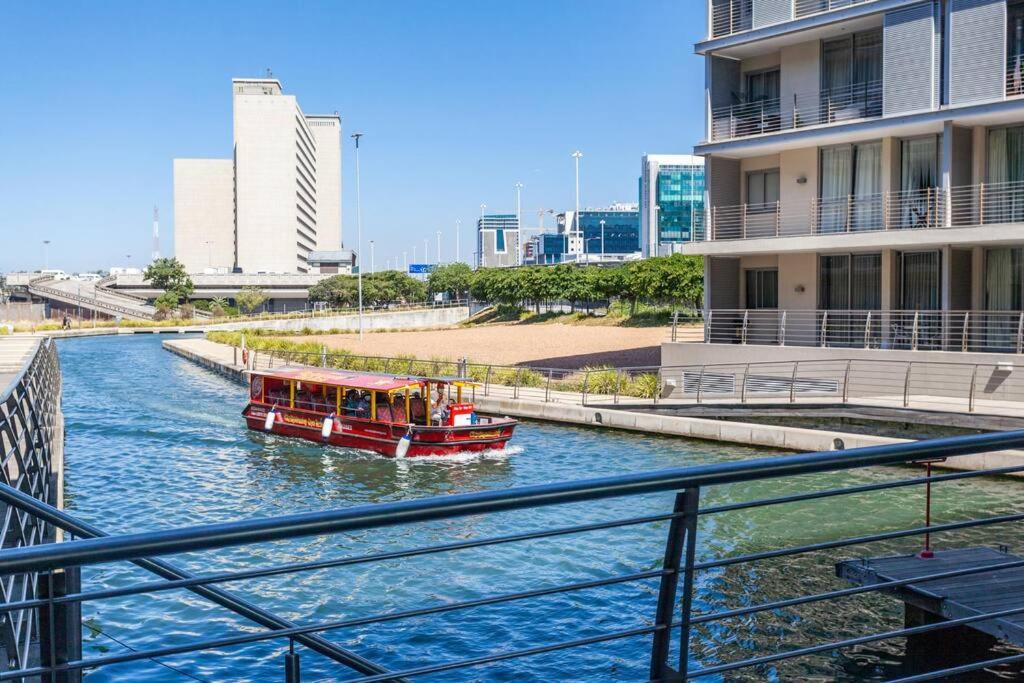 Waterfront Canal Stunning Apartment view 4