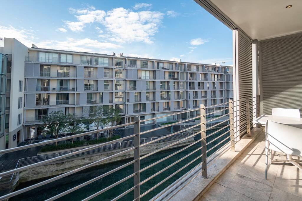 Waterfront Canal Stunning Apartment view 5