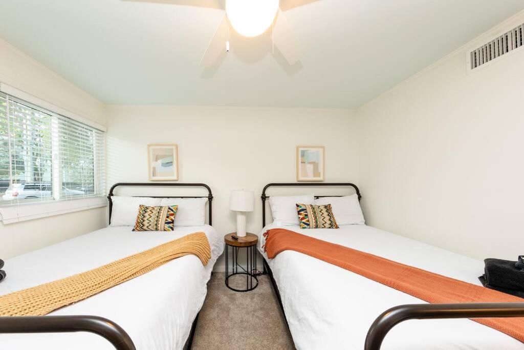 Bright & Cozy 2BR Family Suite Sleeps 6 with Private Balcony and Optional Parking Near Centennial Park & Broadway view 5
