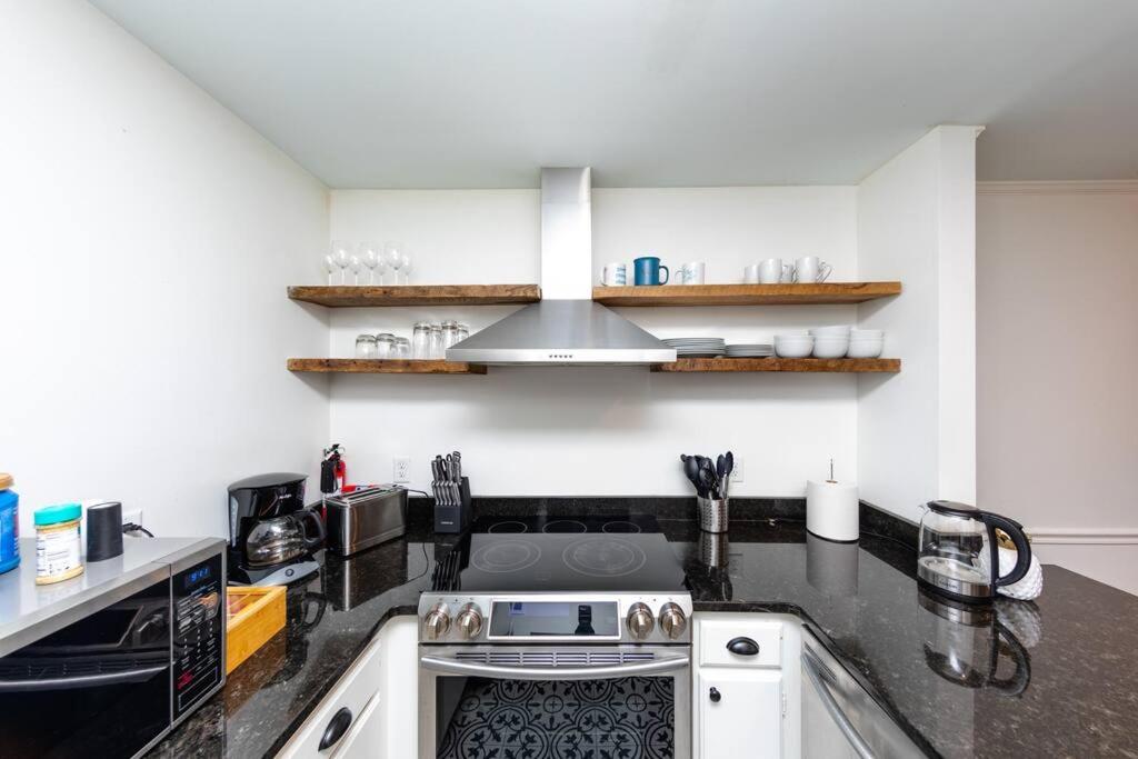 Bright & Cozy 2BR Family Suite Sleeps 6 with Private Balcony and Optional Parking Near Centennial Park & Broadway view 4
