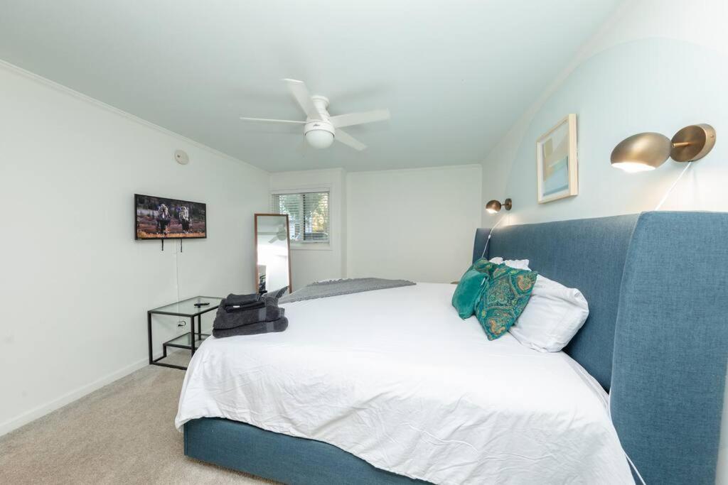 Bright & Cozy 2BR Family Suite Sleeps 6 with Private Balcony and Optional Parking Near Centennial Park & Broadway view 3