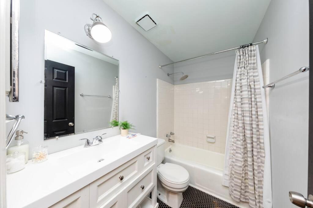 Bright & Cozy 2BR Family Suite Sleeps 6 with Private Balcony and Optional Parking Near Centennial Park & Broadway view 2