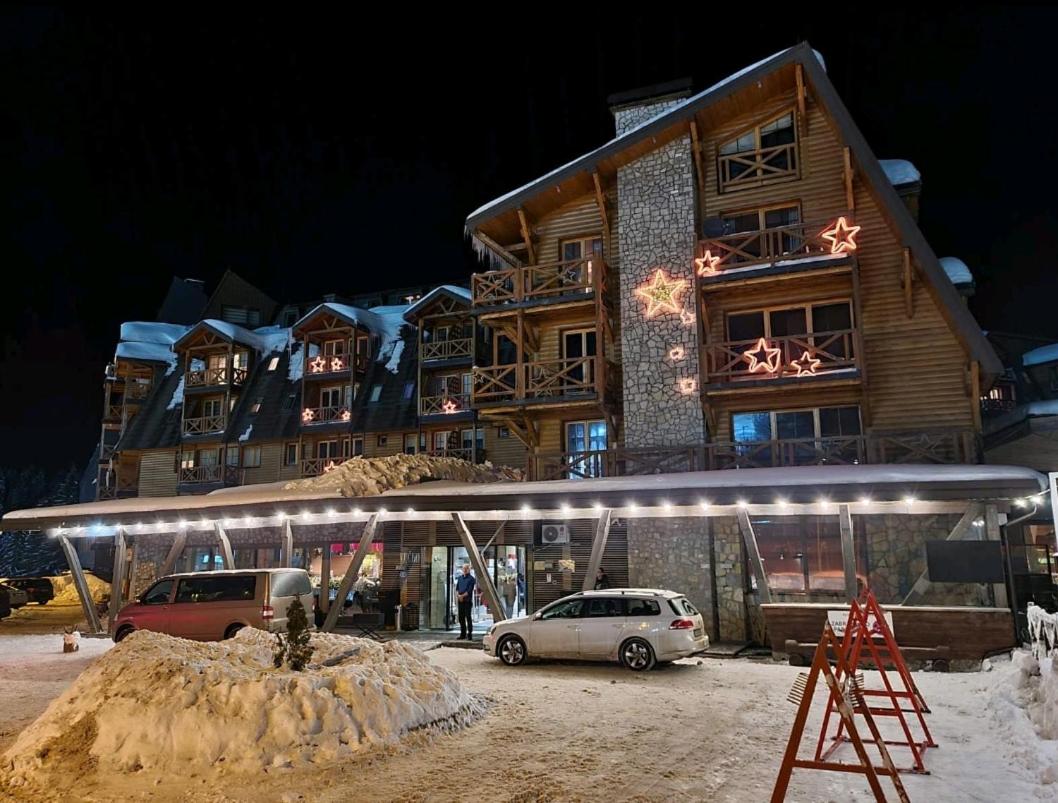 Aparthotel Vucko, depandans, U452 sa pogledom na stazu - private host