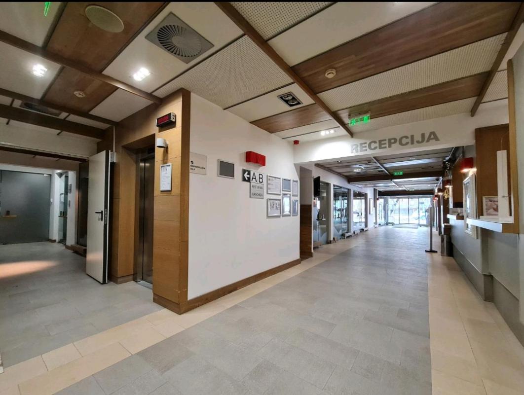 Aparthotel Vucko, depandans, U452 sa pogledom na stazu - private host