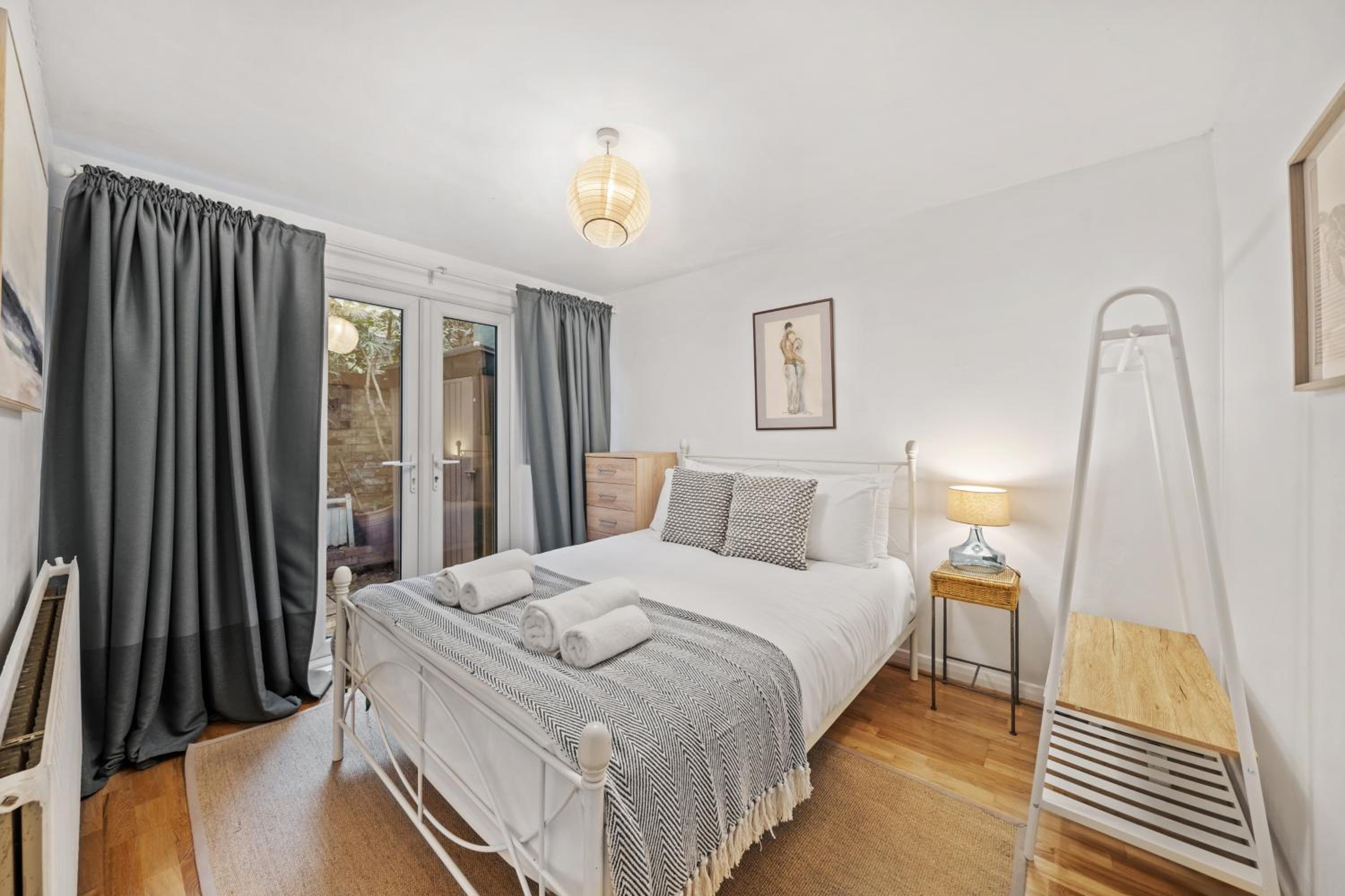 2 BR garden flat in W Kensington