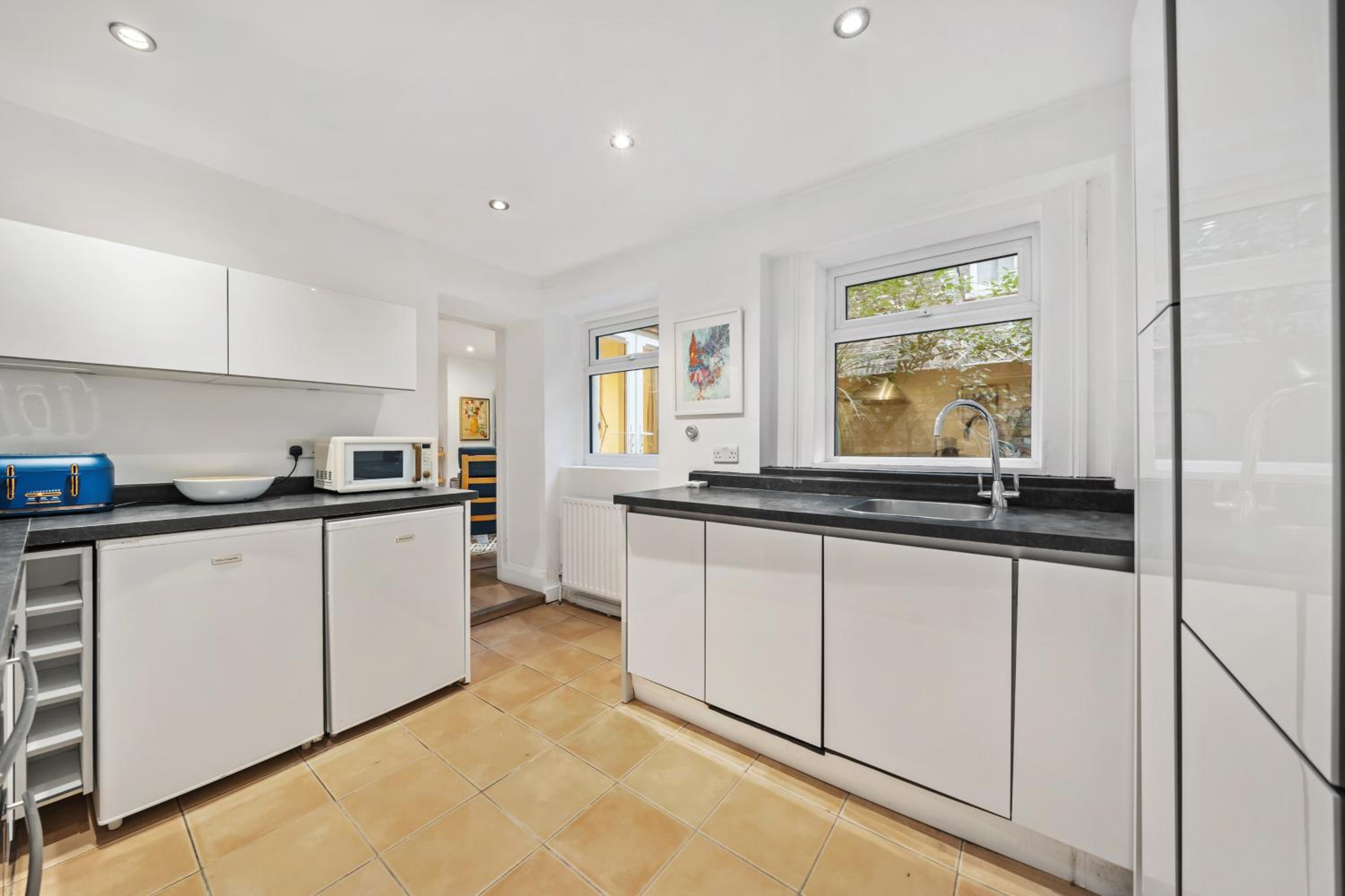 2 BR garden flat in W Kensington