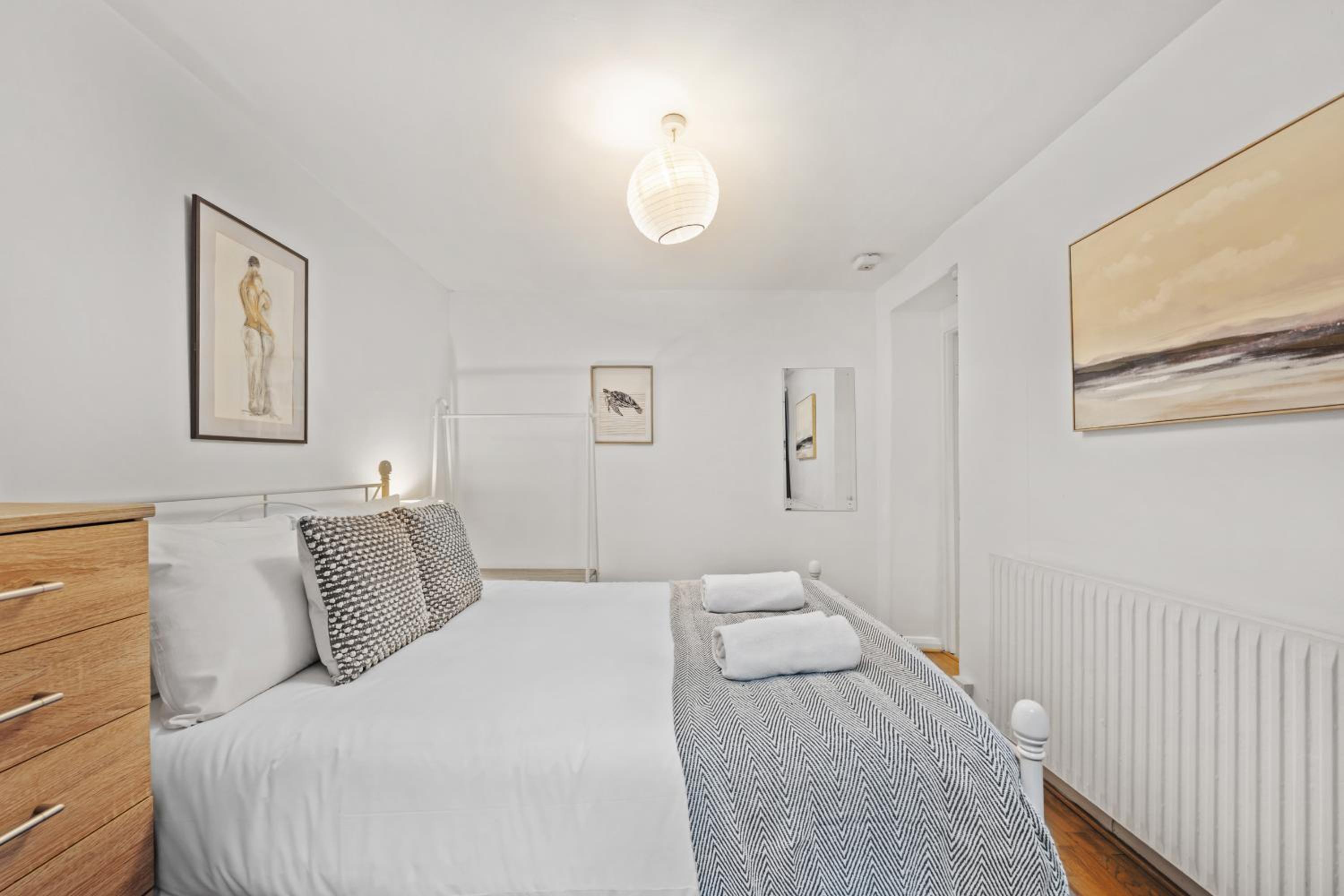 2 BR garden flat in W Kensington