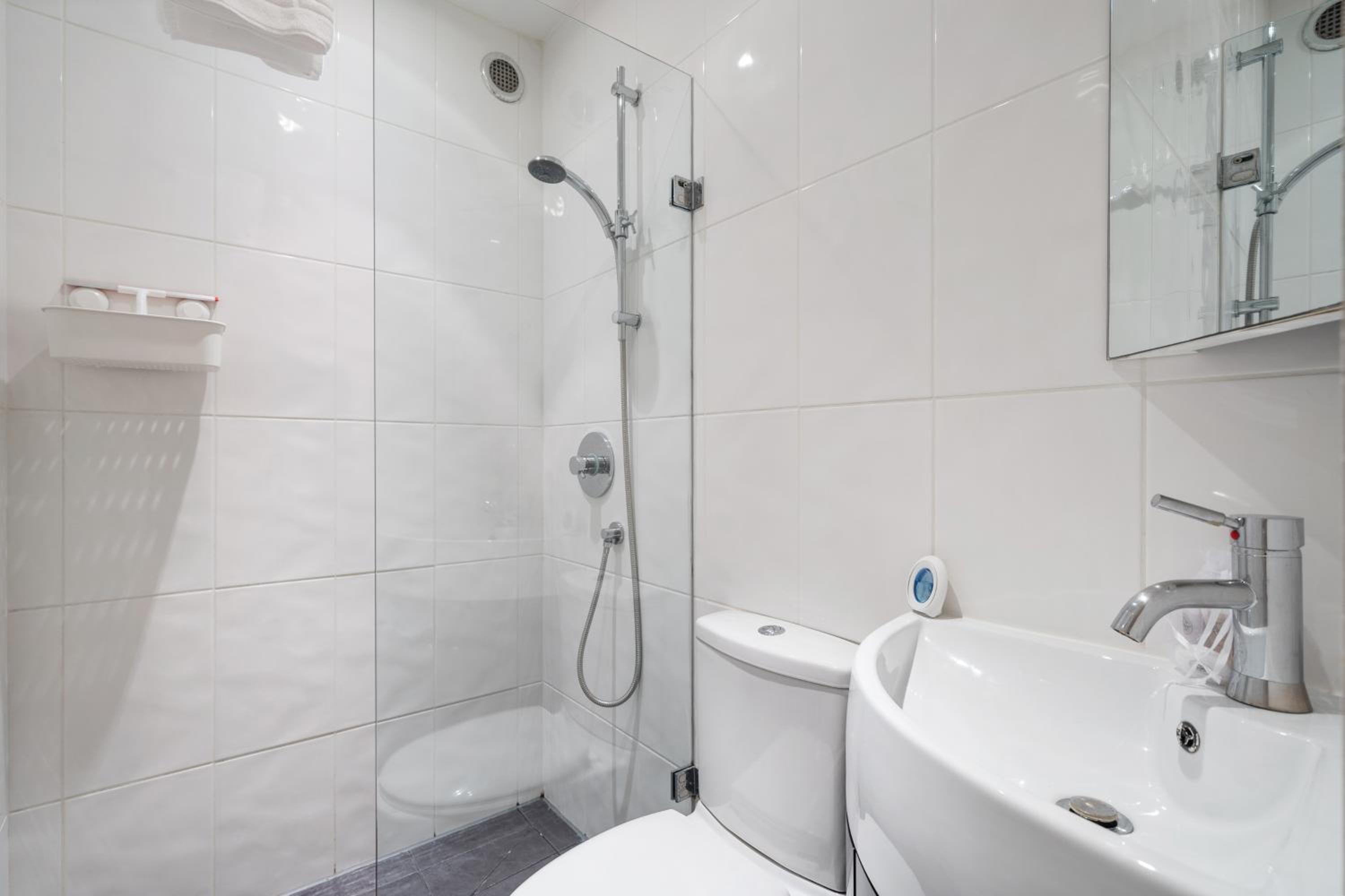 2 BR garden flat in W Kensington