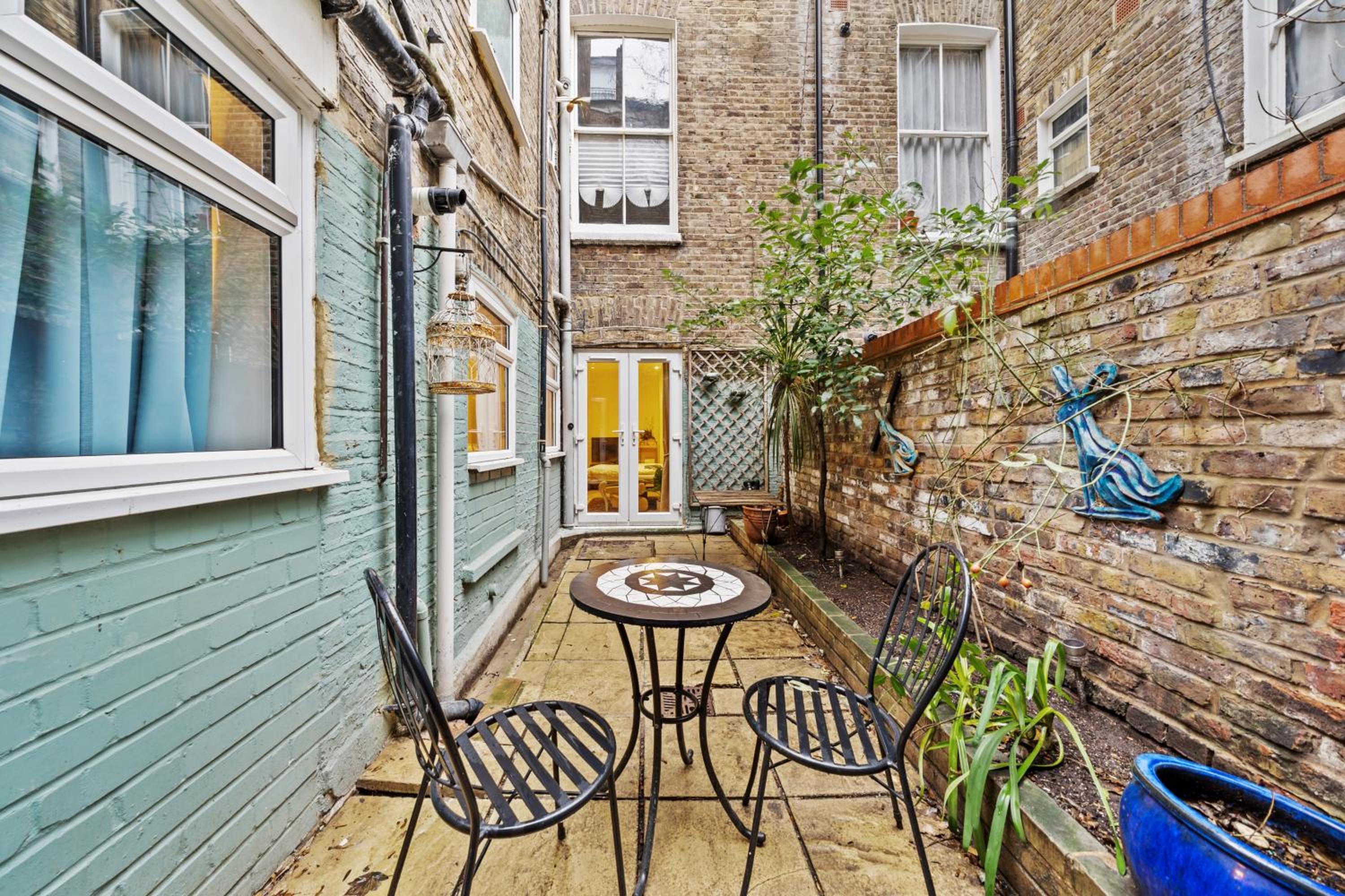 2 BR garden flat in W Kensington