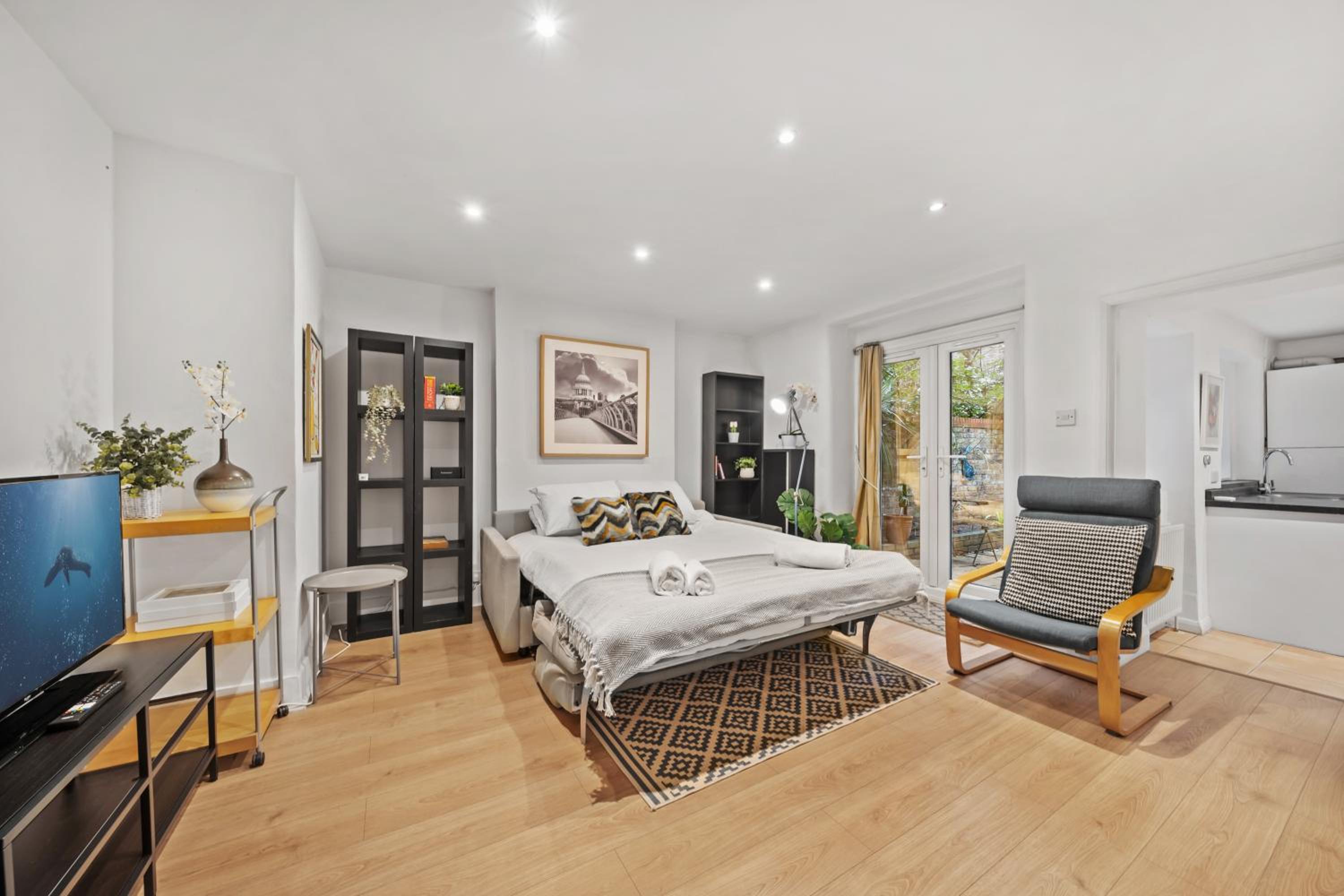2 BR garden flat in W Kensington