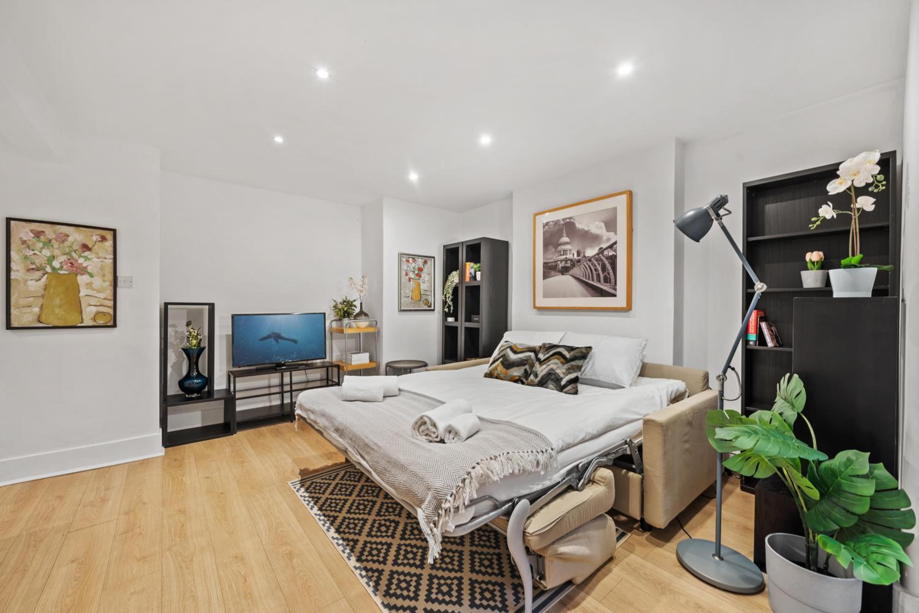 2 BR garden flat in W Kensington