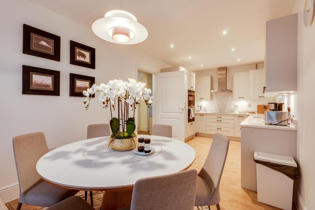 Tranquil 4-Bed Oasis Modern Chic House view 2