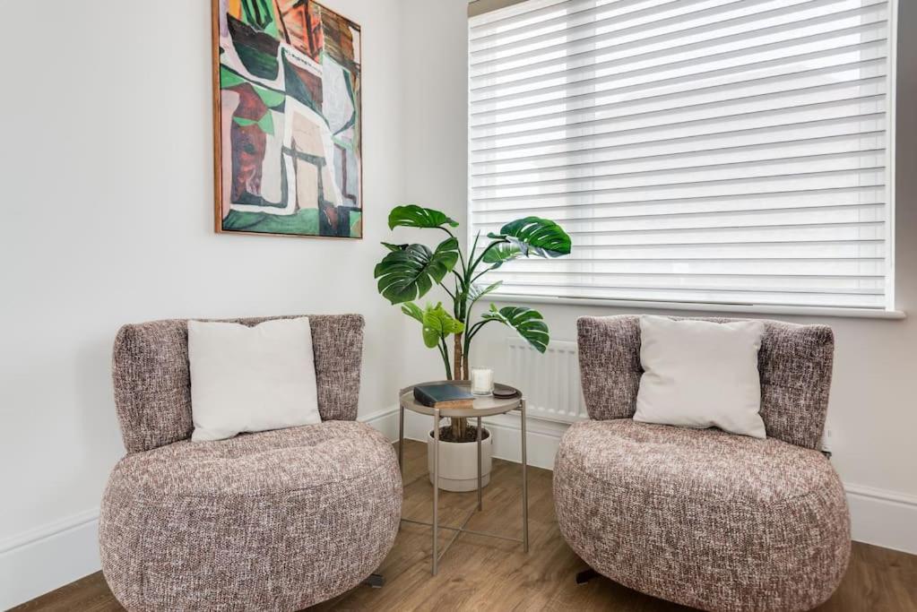 Tranquil 4-Bed Oasis Modern Chic House view 3