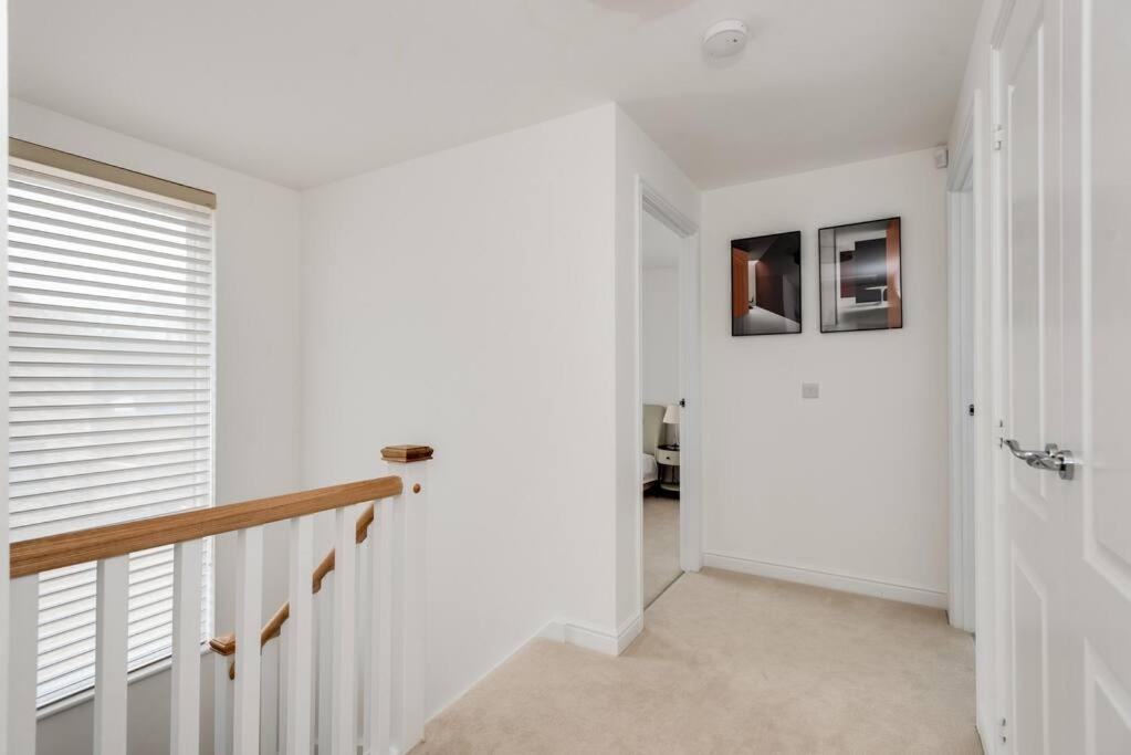 Tranquil 4-Bed Oasis Modern Chic House view 5
