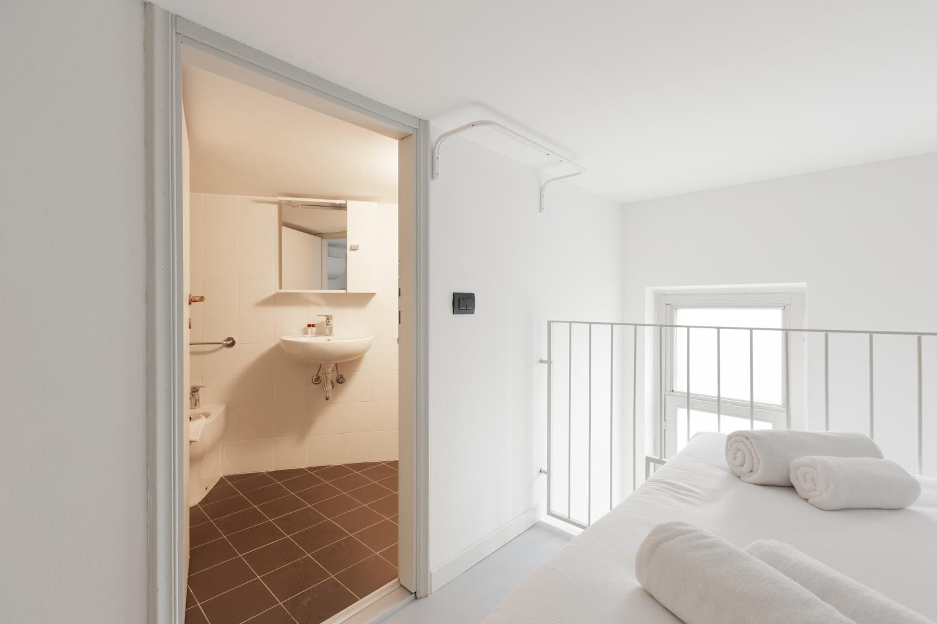 GuestHost - Milano Magenta Long Let Apts