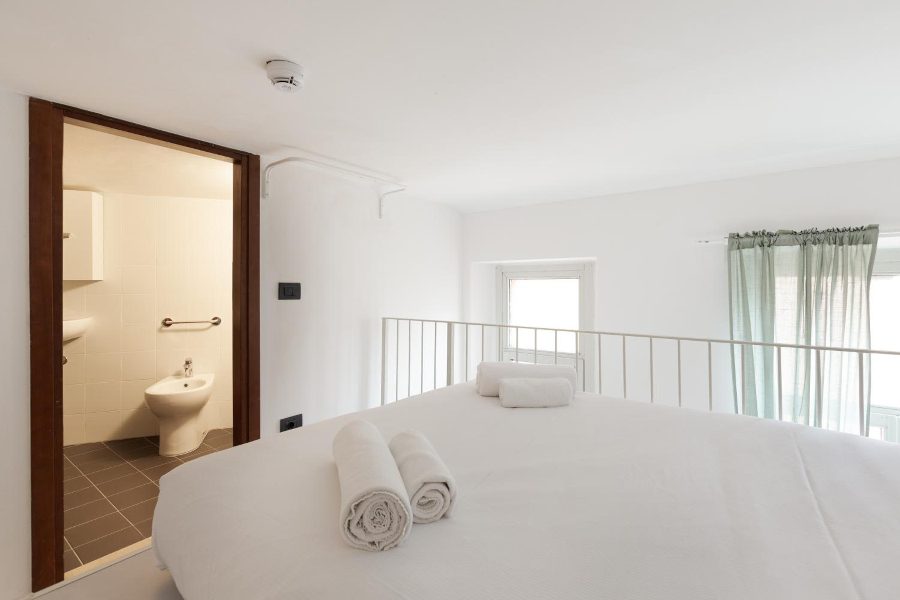 GuestHost - Milano Magenta Long Let Apts