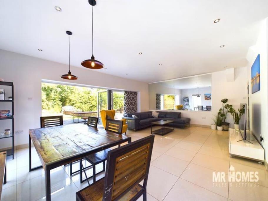 Entire 5 Bedroom House & Parking view 4