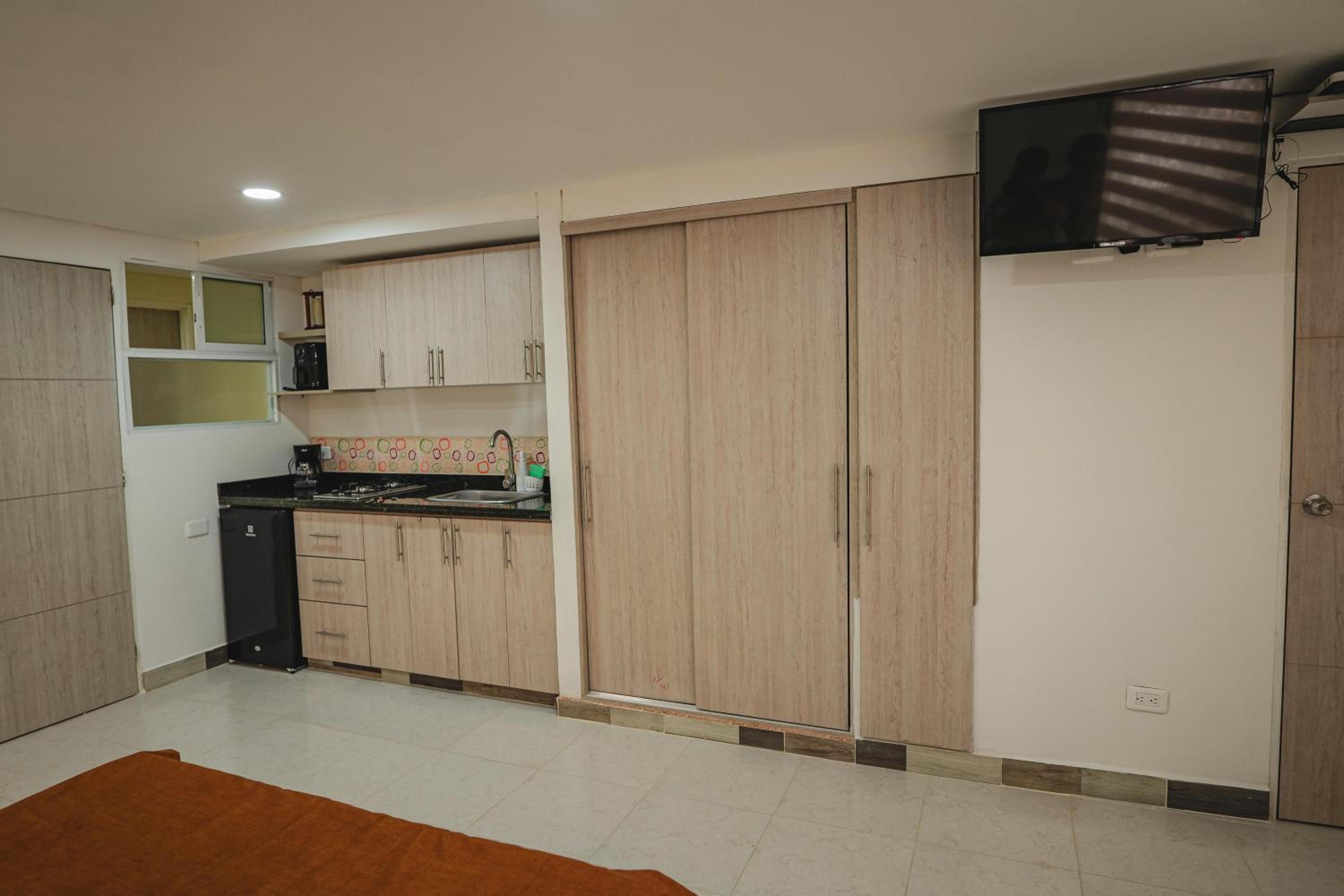 FLORA New & beautiful studio apartment with rooftop