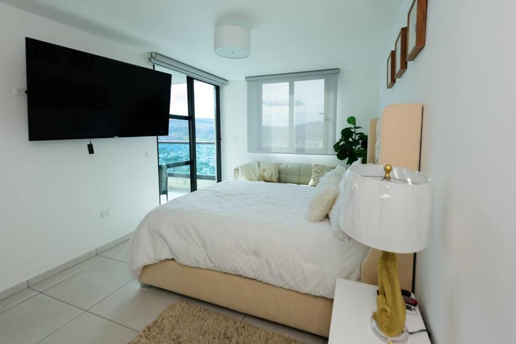 Luxury 3BR Penthouse in Astria 1408