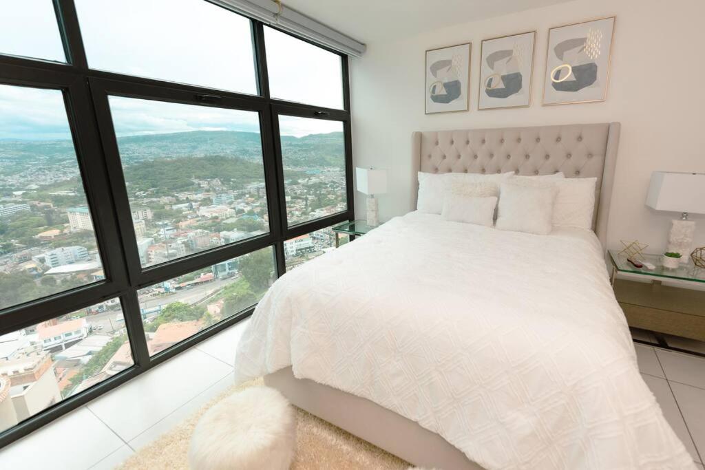 Luxury 3BR Penthouse in Astria 1408