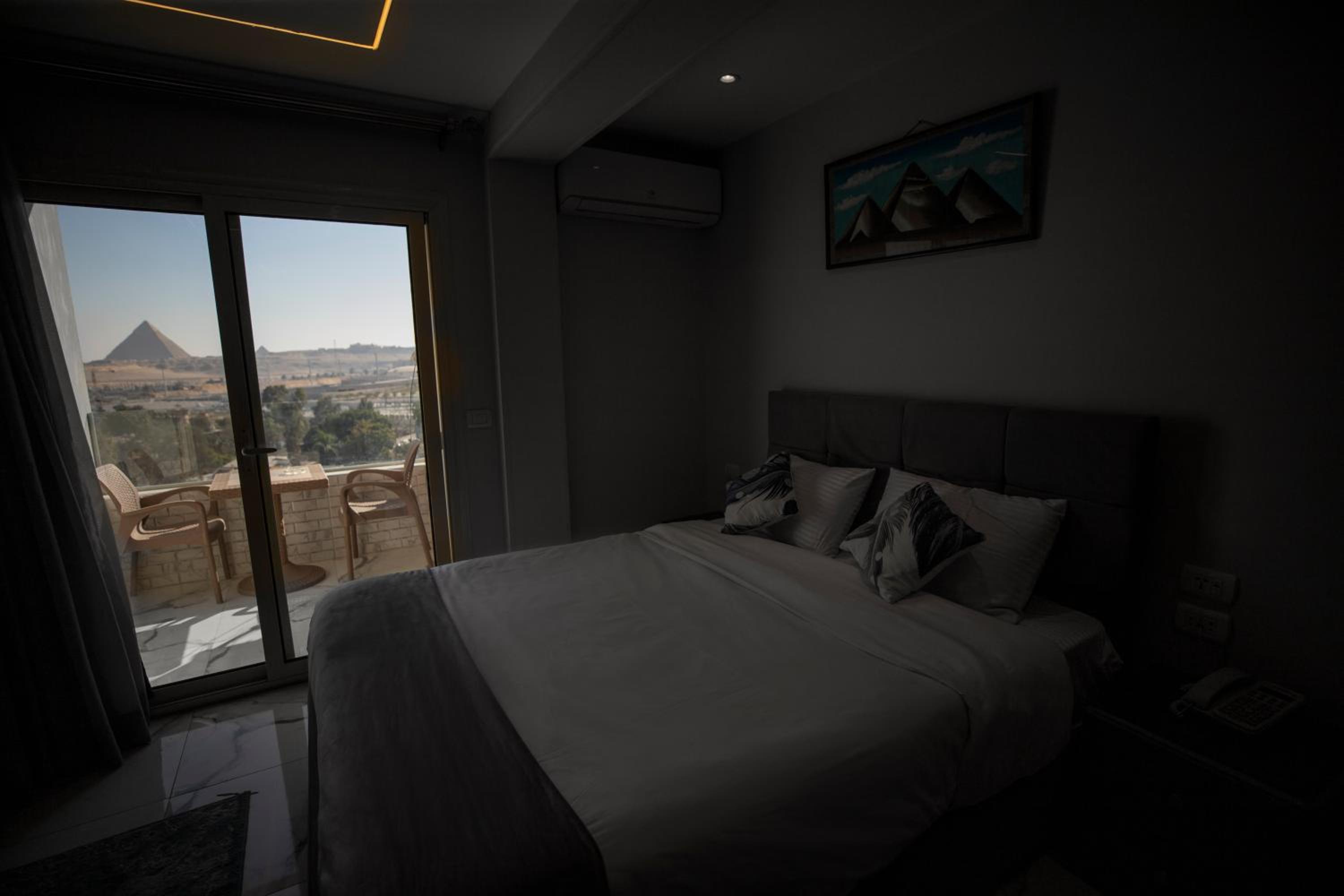 WOW Pyramids Inn With Rooftop Lounge